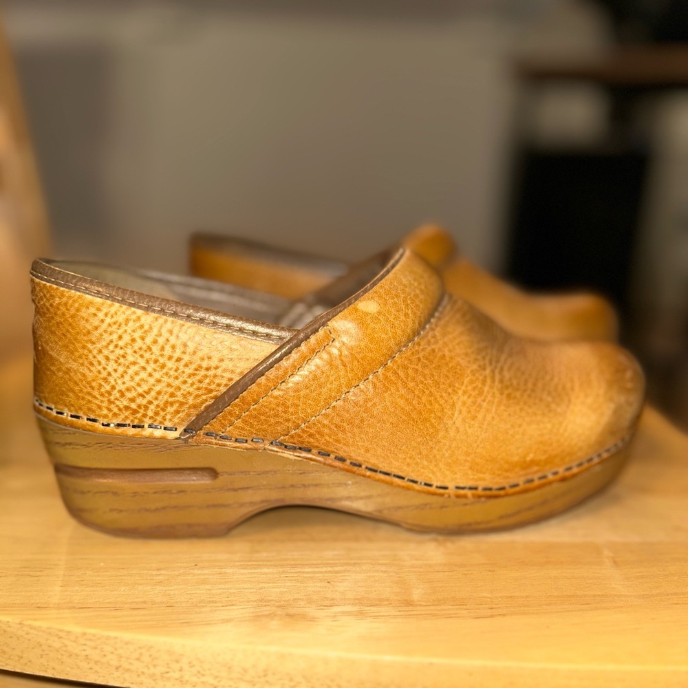 Dansko Professional Clog- Honey distressed. Size 36 W